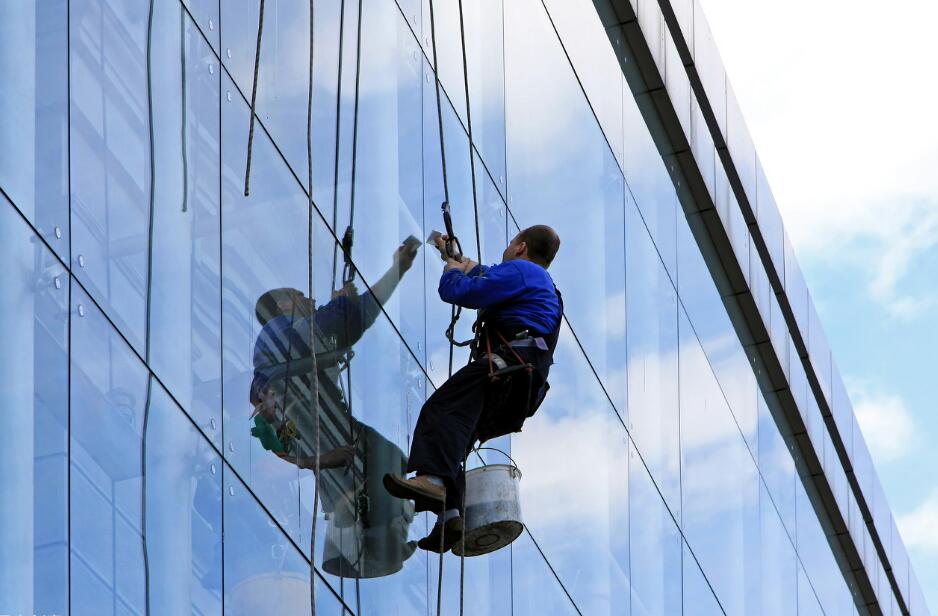 工廠、商務大樓、工業(yè)園區(qū)、私人企業(yè)、電影院、銀行、政府機關、學校、酒店娛樂場所等外墻清洗