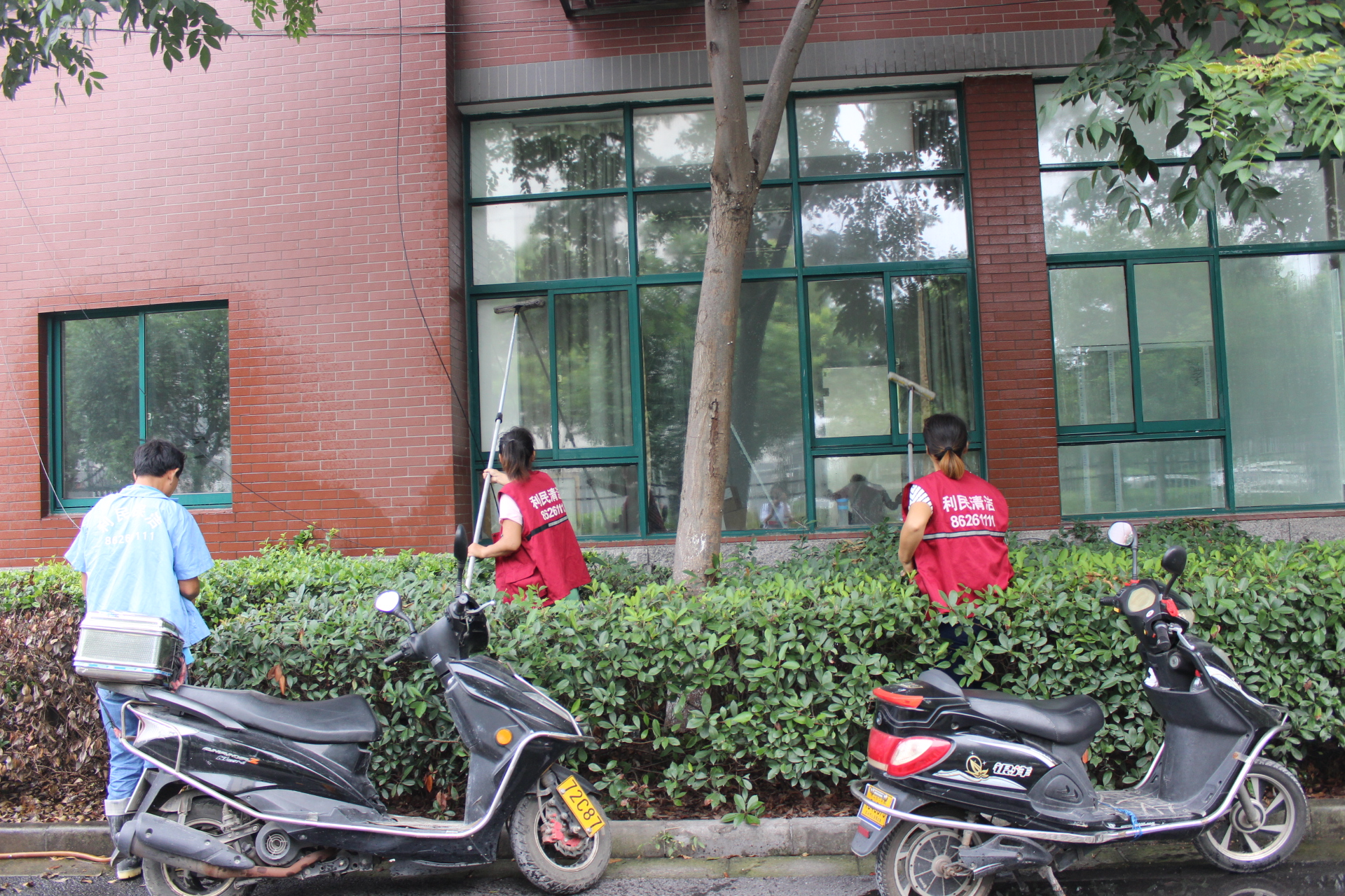 工廠、商務大樓、工業園區、私人企業、電影院、銀行、政府機關、學校、酒店娛樂場所等除塵保潔